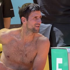 Djokovic pasa a semifinales por retirada de Cilic antes de jugar