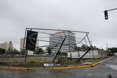 Una valla publicitaria parcialmente derrumbada cerca del edificio Digicel Delves, ante la proximidad del huracán Melissa, en el centro de Kingston, Jamaica.