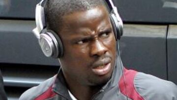 El diario británico Daily Mirror asegura que el Atlético de Madrid está interesado en el fichaje del defensa marfileño del Arsenal Emmanuel Eboue. Arsene Wenger pretende emprender una minirrevolución en su equipo y su intención es vender a Eboue y al delantero togolés Adebayor, por el que Milán y Juventus están muy interesados.