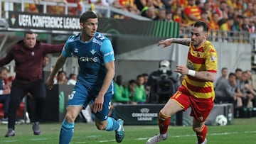 Bialystok (Poland), 17/04/2025.- Jagiellonia's Jesus Imaz (R) in action against Romain Perraud (L) of Real Betis during the UEFA Europa Conference League quarter-final second leg soccer match between Jagiellonia Bialystok and Real Betis in Bialystok, Poland, 17 April 2025. (Polonia) EFE/EPA/Artur Reszko POLAND OUT