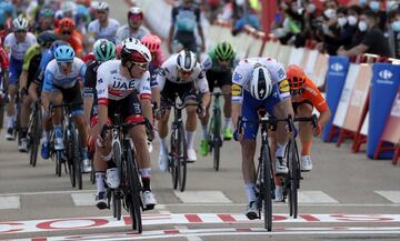 Sam Bennett gana la cuarta etapa al esprint.