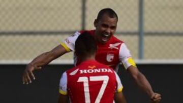 Juan Daniel Roa y Sergio Otalvaro celebran.