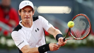 Andy Murray devuelve una bola a Tomas Berdych durante el partido entre ambos en los cuartos de final del Mutua Madrid Open.