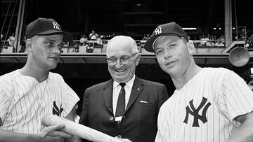 Roger Maris (izquierda) y Mickey Mantle flanquean al Presidente de Estados Unidos, Harry Truman.