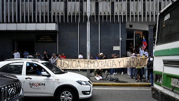 Familiares de detenidos se reúnen frente a la Asamblea Nacional de Venezuela mientras el Gobierno se compromete a aprobar una ley de amnistía para liberar a los presos políticos a más de un mes después de que la administración del presidente Donald Trump capturara y destituyera al líder Nicolás Maduro, en Caracas, Venezuela, el 10 de febrero de 2026.