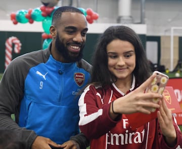 Lacazette junto a una niña.