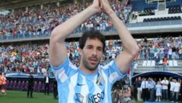 <b>ANIMADOR. </b>Ruud Van Nistelrooy, en su presentación como jugador del Málaga en La Rosaleda.