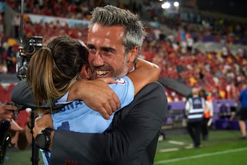 Vilda y Marta Cardona se funden en un abrazo para celebrar la clasificación de España a cuartos de final. 