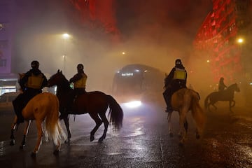 Bufandas al aire, el humo de las bengalas y el autobs del Real Madrid y el del Atltico avanzan entre la niebla... Las aficiones recibieron de esta manera a sus  equipos.