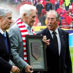 El argentino Jorge Griffa, homenajeado antes del Atlético-Valencia