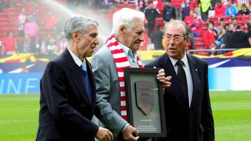 GRAF3437. MADRID, 19/10/2019.- El ex jugador del Atl&eacute;tico de Madrid, Jorge Griffa (c), es homenajeado en la previa del partido entre el Atl&eacute;tico de Madrid y el Valencia, correspondiente a la novena jornada de LaLiga Santander disputada en el