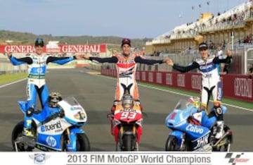 Los campeones del mundo de MotoGP, Marc Márquez (c), de Moto2, Pol Espargaró (i) y de Moto3, Maverick Viñales (d) posan al término del Gran Premio de la Comunidad Valenciana, última carrera del Campeonato del Mundo, que se ha disputado hoy en el circuito Ricardo Tormo en Cheste (Valencia).