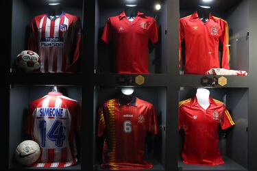 Varias camisetas del Atlético de Madrid y la Selección española.