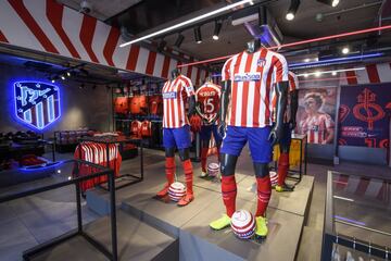 Así es el Centro Deportivo Wanda Alcalá de Henares, la nueva sede del conjunto rojiblanco situada al nordeste de Madrid. Varios equipos de su Academia comenzarán a entrenarse en estas nuevas instalaciones rojiblancas. En el recinto hay cuatro campos de fútbol-11 y otros más de fútbol-7. Se completa con una tienda oficial del club, una cafetería, gimnasio para los jugadores, una gran zona médica, oficinas para la Academia, aulas de estudio para los chicos y chicas y más de 30 vestuarios.