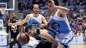 GRAF9297. SANTIAGO DE COMPOSTELA, 21/04/2018.- El base del Estudiantes, Aleksandar Cvetkovic (c), pelea por un balón con los jugadores del Obradoiro, el base Albert Sábat (i) y el escolta David Navarro (d) durante el encuentro de la liga ACB