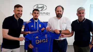 17/07/2025 NOTICIAS REAL OVIEDO
OVIEDO OFICINAS DE HYUNDAY ROBERTO SUAREZ, AGUSTIN LLEIDA Y MARCOS GARCIA EN LA PRESENTACION DE BRANDON COMO NUEVO JUGADOR DEL EQUIPO
FOTO PACO PAREDES