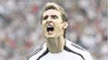 <b>KLOSE</b>. El goleador del Mundial pasa una prueba de fuego ante el muro italiano.