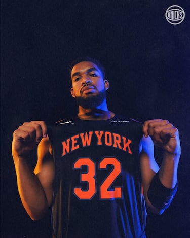 El uniforme Statement Edition de los New York Knicks para la temporada 2025/26  es negro con el nombre “New York” y los números en naranja, bordeados en azul. Las franjas laterales tienen un efecto degradado en naranja y azul, inspirado en las luces del Madison Square Garden.