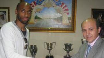 <b>HISTÓRICO. </b>Kanouté ha hecho historia en el Sevilla, pero hablará con Del Nido en junio.