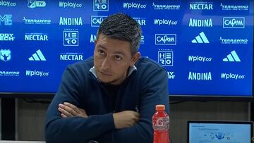 DT Fortaleza, molesto con la grama de El Campín: “Es la peor del país”