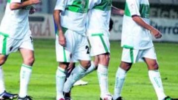 <b>REVELACIÓN. </b>Javi Lara celebra con sus compañeros el gol que logró el martes ante el Tenerife.