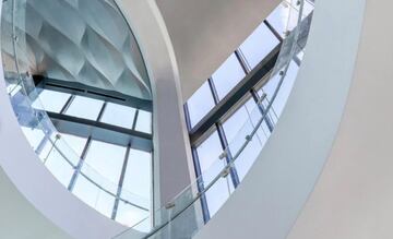 El exfutbolista y su esposa Victoria compraron recientemente esta casa en el rascacielos One Thousand Museum en Miami dise?ado por Zaha Hadid. El ¨¢tico de dos plantas y cinco habitaciones tiene m¨¢s de mil metros cuadrados. El edificio cuenta con piscinas al aire libre y otra cubierta en la planta 60, gimnasio, spa, peluquer¨ªa, sal¨®n de belleza y zonas comunes donde realizar presentaciones y eventos privados.