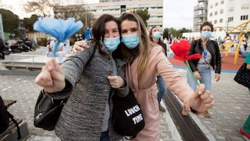 Dos amigas posan juntas frente al hospital del Vall d'Hebron.