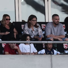 Achraf Hakimi’s agent criticises Kylian Mbappé's mother over new venture