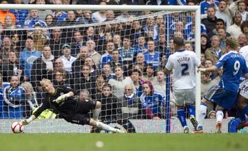 Fernando Torres marca a Schmeichel.