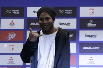 Ronaldinho se encuentra en Bogotá para disputar un partido entre Santa Fe y Atlético Nacional. El brasileño dio una rueda de prensa junto al presidente del equipo 'Cardenal' Eduardo Méndez.