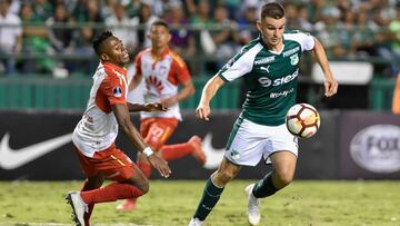 Nicol&aacute;s Benedetti y Carlos Arboleda en un duelo de la Copa Sudamericana. 