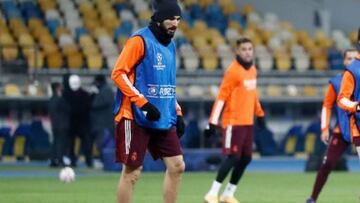 Karim Benzema. entren&aacute;ndose ayer en el Ol&iacute;mpico de Kiev.