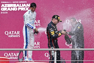 Carlos Sainz baña en champán a Max Verstappen.