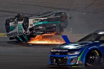 Como es tradicin, la NASCAR comenz una nueva temporada con la Daytona 500, en la que William Byron logr su segunda victoria consecutiva en la carrera inaugural y en la que Ryan Preece protagoniz un escalofriante accidente, al inicio de la prueba, por el que acab con las ruedas mirando al cielo. ?Tuve suerte de salir ileso?, dijo despus el piloto.