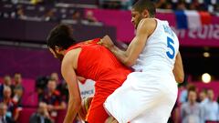 Nicolas Batum golpea duramente a Juan Carlos Navarro durante los cuartos de final de los Juegos Ol&iacute;mpicos de Londres de 2012