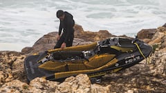 Jaime Izquierdo se mira su moto de agua, destrozada, sobre las rocas del parque de Las Canteras, Cueto, Santander, Cantabria. El miércoles 21 de febrero del 2024.