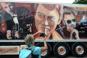 Un fan  toma una foto de un camión, pintado como homenaje al cantante francés Johnny Hallyday (1943-2017) durante un concurso de camiones decorados.