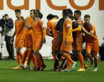 1-2. Rodrigo De Paul celebra el segundo tanto con sus compañeros.