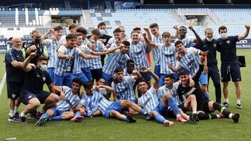 Los jugadores y técnicos del juvenil del Málaga celebran el campeonato de Liga.