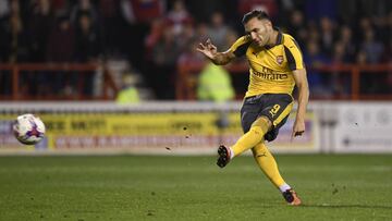 Lucas Pérez, ejecutando un lanzamiento con el Arsenal.