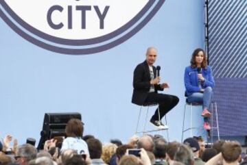 Pep Guardiola habló ante una multitud que le esperaba en el City Football Academy en Manchester.