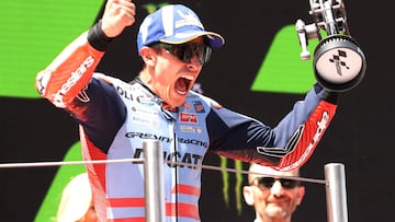 Marc M¨¢rquez celebra el podio en el GP de Catalu?a.