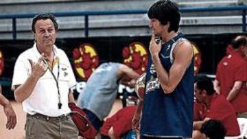 <b>MAESTRO Y ALUMNO. </b>Aíto da instrucciones delante de Ricky en un entrenamiento en San Fernando.