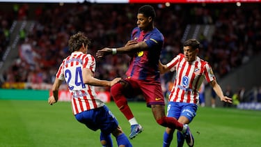 MADRID, 04/04/2026.- El delantero británico del FC Barcelona, Marcus Rashford (c), disputa el balón ante los defensores del Atlético de Madrid durante el partido de la jornada 30 de LaLiga EA Sports que Atlético de Madrid y FC Barcelona disputan este sábado, en el Estadio Riyadh Air Metropolitano de la capital española. EFE/ Mariscal