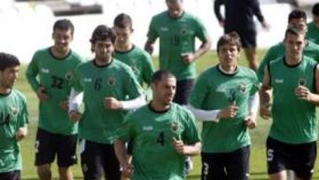 <b>LA CLAVE. </b>La presencia del internacional argelino, en la imagen comandando el grupo ayer en el entrenamiento, determina el sistema.