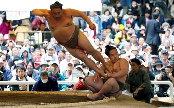 Los luchadores de sumo realizan una pelea espectáculo durante un torneo de sumo anual dedicado al Santuario Yasukuni en Tokio