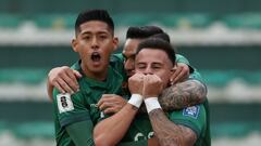 AMDEP2976. LA PAZ (BOLIVIA), 16/11/2023.- Henry Vaca (d) de Bolivia celebra su gol hoy, en un partido de las Eliminatorias Sudamericanas para la Copa Mundial de Fútbol 2026 entre Bolivia y Perú en el estadio Hernando Siles en La Paz (Bolivia). EFE/ Luis Gandarillas
