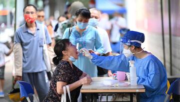 NANNING, CHINA - SEPTEMBER 5, 2022 - People queue up for nuclear nucleic acid testing at a street nucleic acid testing point in Nanning, South China's Guangxi Zhuang autonomous region, Sept 5, 2022. (Photo credit should read CFOTO/Future Publishing via Getty Images)