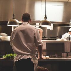 El surrealista currículum que recibió un restaurante: “Cocino carne humana”