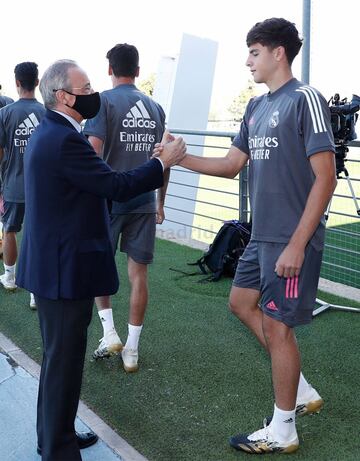 El presidente del Real Madrid visitó a la plantilla en la ciudad deportiva de Valdebebas con la vista puesta en el inicio de la nueva temporada.